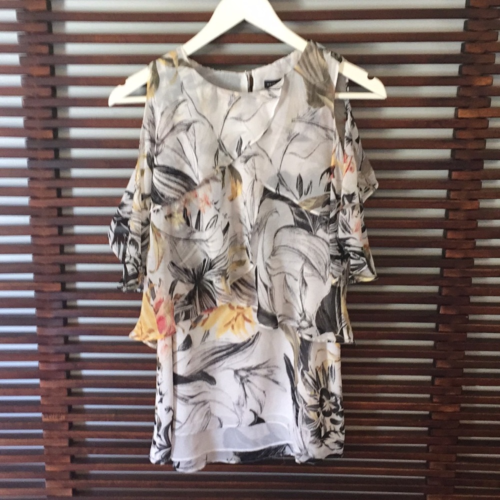 🎉NEW LISTING!🎉White House Black Market top